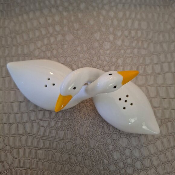 Vintage Avon Ceramic Duck/Goose Hugging Salt & Pepper Shaker Set - Picture 2 of 6